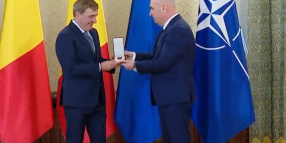 (VIDEO) Hagi a fost decorat cu Ordinul Național „Steaua României” în grad de Cavaler: „50 de ani am muncit pentru acest moment” – Bolojan: „Ne-ați învățat ce înseamnă să crezi, să lupți și să câştigi”