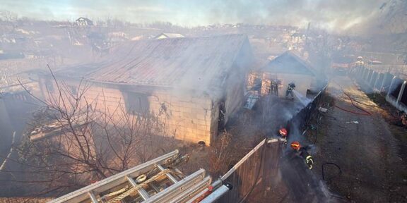 (FOTO/VIDEO) JUDEȚUL TULCEA. Intervenție de urgență a pompierilor pentru stingerea unui incendiu la o casă, cu pericol de propagare la o altă locuință învecinată