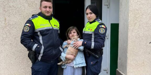 JUDEȚUL CONSTANȚA. Polițiștii cu inima mare! I-au dăruit un pui de pisică unei fetițe, după ce al ei s-a pierdut în urmă cu două luni: „Chipul i s-a luminat de fericire”
