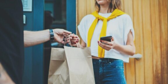Fraudă de 10 milioane de lei în sectorul food-delivery. Trei mari companii din București, investigate de către inspectorii din cadrul DGAF