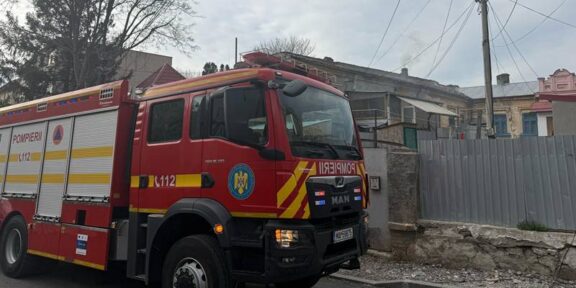 Incendiu la o casă din Tulcea: o femeie în vârstă de 83 de ani a fost evacuată de pompieri