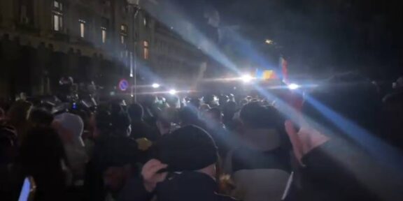 Reacțiile partidelor politice după protestele din Capitală: PNL condamnă ferm orice formă de violență, REPER a depus o plângere penală, PSD crede că Georgescu trebuia să fie lăsat să candideze