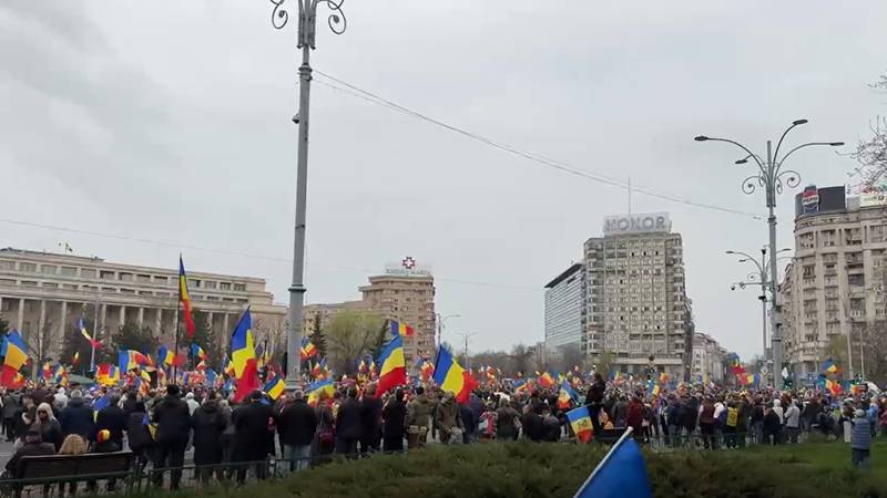 Două proteste simultane în Capitală. Susținătorii lui Călin Georgescu cer „turul 2 înapoi” în Piața Constituției, manifestație AUR în fața AEP și în Piața Victoriei
