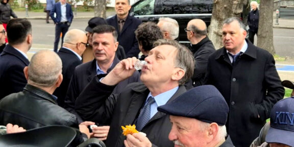 1 aprilie: Statuile ies din pământ, Crin-ul de la naftalină și camarazii se pupă pe obraji, în parc