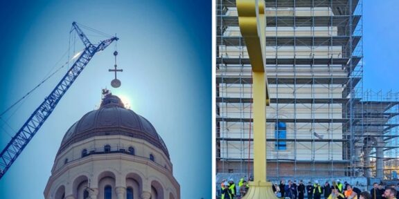 Crucea de șapte tone a fost montată pe turla principală a Catedralei Mântuirii Neamului. „Dorim ca această cruce să fie un semn de biruință”