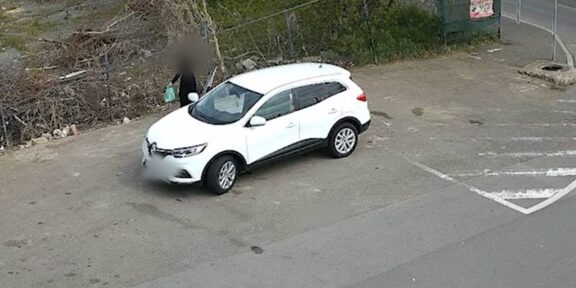 (VIDEO) CONSTANȚA. Trei persoane prinse de polițiștii locali în timp ce aruncau deșeuri pe domeniul public: au fost amendate cu 90.000 de lei și li s-au confiscat mașinile