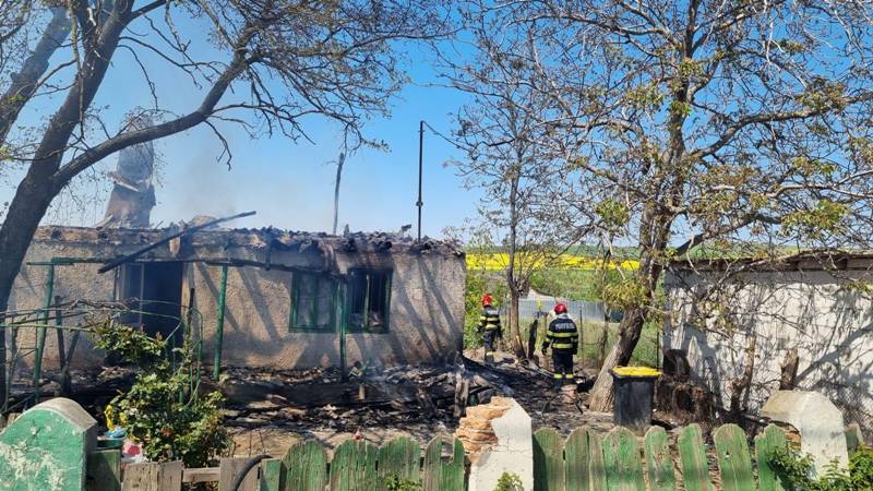(FOTO/VIDEO) Incendiu la o casă din județul Tulcea: pompierii au extras două butelii