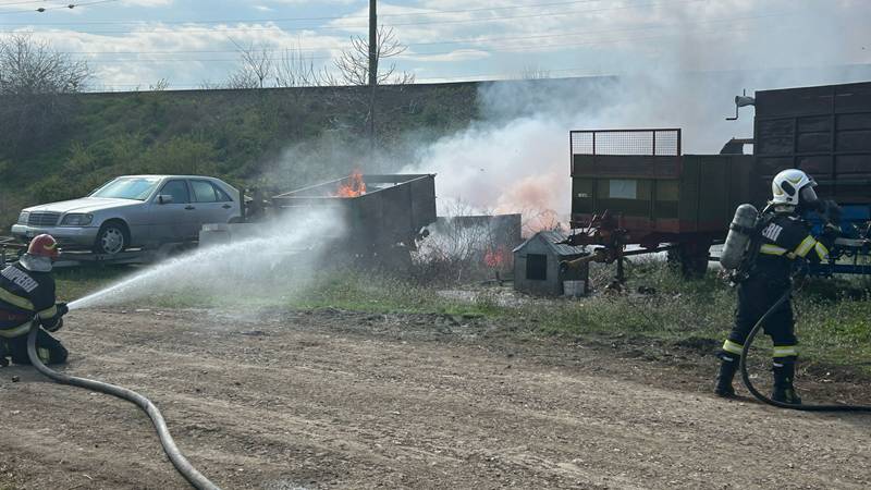 Incendiu la o remorcă agricolă încărcată cu gunoi, la ieșire din Constanța spre Valu lui Traian