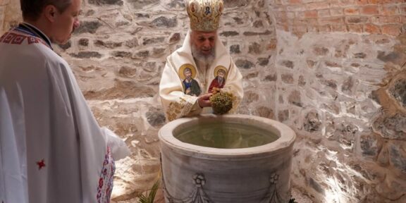 Minunea de sub altar: izvorul considerat făcător de minuni! Locul din România care devine centru de pelerinaj în fiecare Vinere Luminată