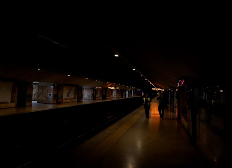 Cea mai gravă pană de curent din ultimii ani. După o zi de haos, luminile s-au reaprins pe rând în orașe din Spania și Portugalia – pista unui atac cibernetic, exclusă