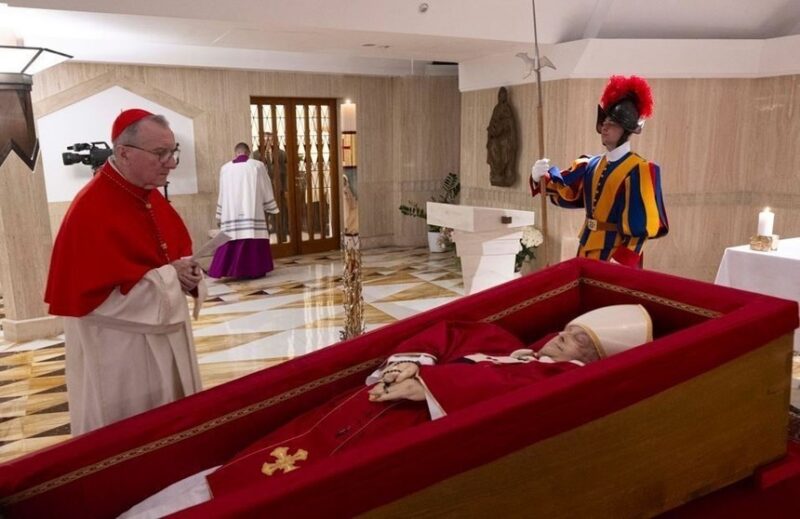 Ultima zi în care credincioșii își pot lua rămas bun de la Papa Francisc. Vaticanul a interzis selfie-urile în fața sicriului deschis