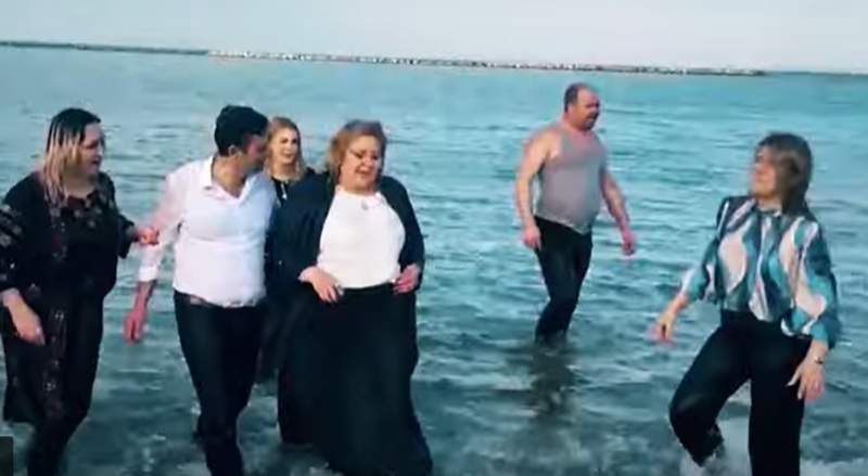 Diana Șoșoacă s-a aruncat în valuri, în Marea Neagră, în ciuda temperaturii scăzute a apei: „Și grasele poartă tricouri ude”
