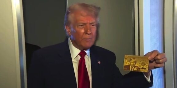 Viză de America pentru cei bogați. Trump a prezentat „cardul de aur” care are gravat pe el chipul său: „Pentru 5 milioane de dolari, poate fi al vostru”