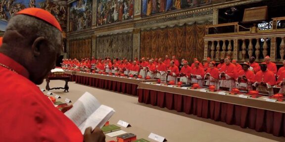 Toţi ochii sunt aţintiţi asupra Vaticanului: începe conclavul papal pentru alegerea celui de-al 267-lea papă. Hornul din care va ieși fumul alb sau negru a fost instalat pe acoperişul Capelei Sixtine