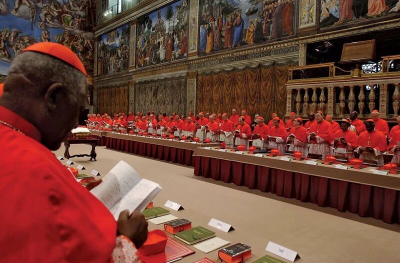 Toţi ochii sunt aţintiţi asupra Vaticanului: începe conclavul papal pentru alegerea celui de-al 267-lea papă. Hornul din care va ieși fumul alb sau negru a fost instalat pe acoperişul Capelei Sixtine
