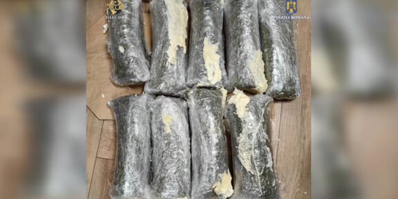 (FOTO/VIDEO) Droguri din Spania, livrate prin curier la Constanța. Bărbat prins în flagrant cu 8,7 kilograme de canabis – a fost reținut
