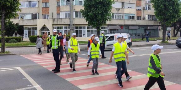 Elevii din Mangalia, polițiști rutieri pentru o zi: au dirijat traficul și i-au ajutat pe cei mici să traverseze în siguranță