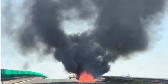 Trafic oprit pe Autostrada Soarelui, pe sensul de mers spre Constanța. O maşină a luat foc