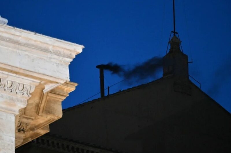 Fum negru la Vatican. Astăzi au loc noi sesiuni de vot – zeci de mii de credincioși așteaptă acest fum simbolic