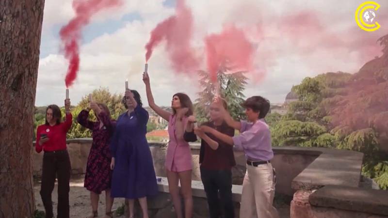 (VIDEO) Fum roz la Vatican. Un grup de activiste cere includerea femeilor în Conclav