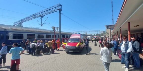 (FOTO/VIDEO) UPDATE. Accident feroviar în Gara Constanța: două trenuri s-au ciocnit. A fost activat Planul Roșu de Intervenție – șapte persoane au ajuns la spital