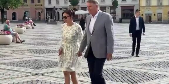 ALEGERI PREZIDENȚIALE 2025. Fostul preşedinte Klaus Iohannis, la vot de mână cu soția: Sper să fie o zi bună pentru România