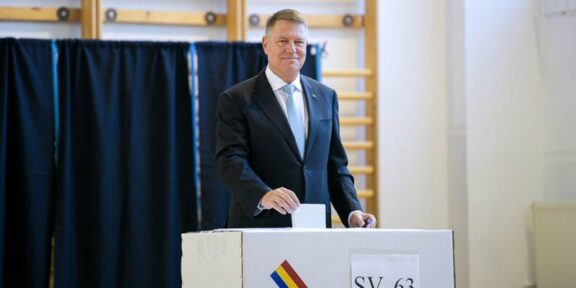 Fostul președinte Klaus Iohannis a votat: „Nu votăm doar pentru o persoană sau un partid, ci pentru direcția pe care o va lua România în anii în care urmează / Alternativa ar fi izolare”