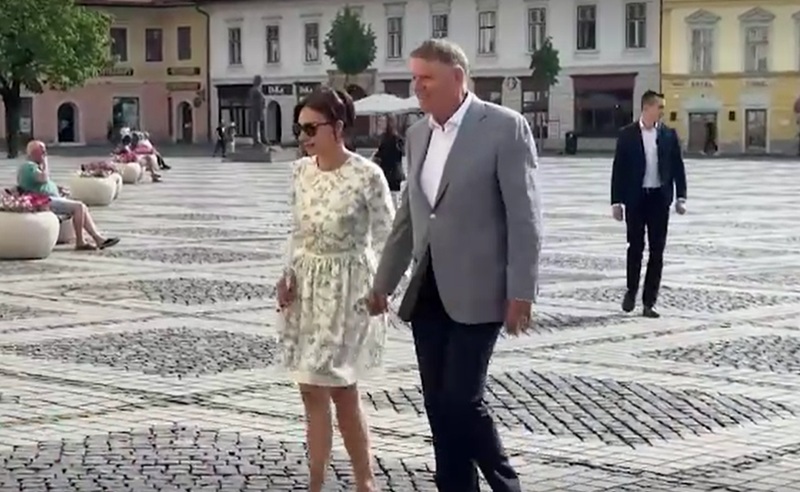 ALEGERI PREZIDENȚIALE 2025. Fostul preşedinte Klaus Iohannis, la vot de mână cu soția: Sper să fie o zi bună pentru România