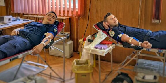(FOTO) Zeci de jandarmi constănțeni au donat sânge: „Îi încurajăm pe toți cetățenii să se alăture acestui demers. O singură donare poate salva până la trei vieți”