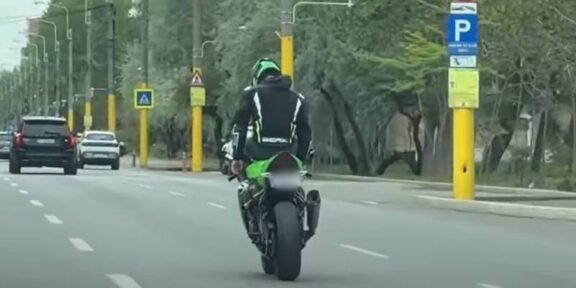 Motociclist amendat după ce a fost filmat conducând fără mâini și cu picioarele pe ghidon, în Mamaia