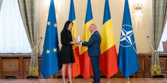Cristina Neagu, după ce a fost decorată Ilie Bolojan: „Împart cu voi această recunoaștere. Pentru că n-am fost niciodată singură”