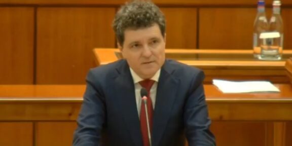 Nicuşor Dan a depus jurământul: Voi fi un preşedinte deschis la vocea societăţii! Partenera lui lipsește întrucât mezinul familiei este bolnav