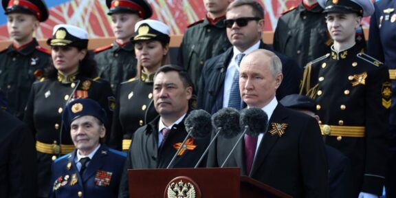Putin sărbătoreşte 9 Mai în prezenţa a 20 de conducători, între care preşedinţii Chinei şi Braziliei. Paradă de amploare în Piața Roșie
