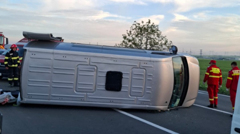 Accident rutier pe DN2A, la ieșirea din Stupina spre Crucea: microbuz răsturnat pe carosabil