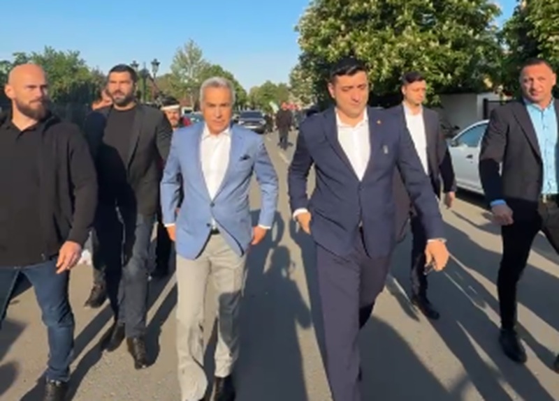 ALEGERI PREZIDENŢIALE 2025. George Simion, la vot împreună cu Călin Georgescu: Suntem aici cu o singură misiune, revenirea la ordinea constituţională, şi la democraţie
