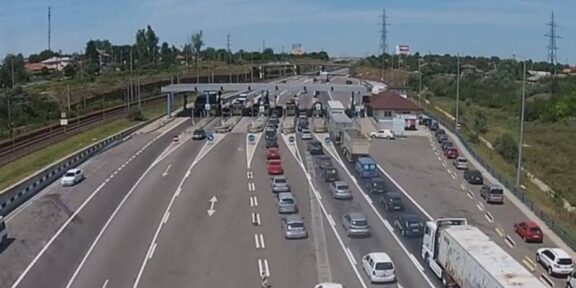Restricții de circulație pe Autostrada Soarelui, pe sensul spre Constanța: banda pentru plată cash a taxei de pod la Fetești, închisă pentru reparații