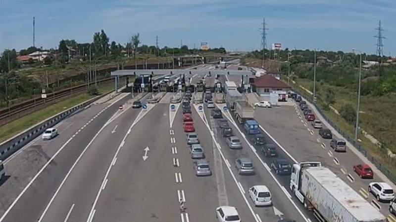 Restricții de circulație pe Autostrada Soarelui, pe sensul spre Constanța: banda pentru plată cash a taxei de pod la Fetești, închisă pentru reparații