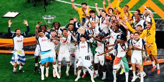 Tottenham a câștigat trofeul Europa League după ce a învins Manchester United. Radu Drăgușin a avut tricolorul înfășurat pe el când și-a primit medalia