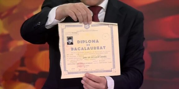 Nicuşor Dan şi-a prezentat diploma de bacalaureat: Nu se pune problema ca salariile profesorilor să scadă
