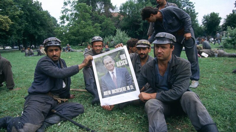 13 iunie – Ziua Miliției, sărbătorită cu bastoane în Piață. Iliescu la ATI. Istoria, la reanimare.