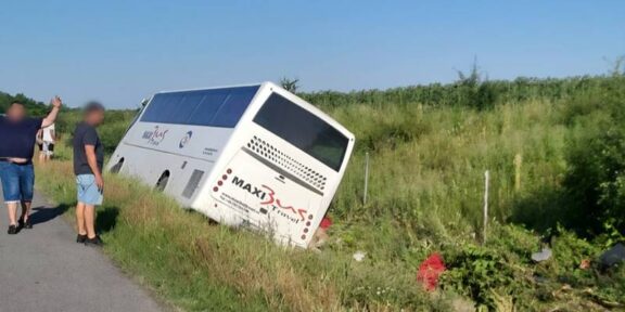 UPDATE. Un bărbat a murit și mai mulți copii au fost răniți după ce un autocar s-a răsturnat pe autostrada A2. A fost activat Planul roșu de intervenție
