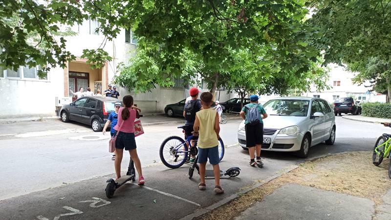 CONSTANȚA. Panică în cartierul Inel II. Copii amenințați cu moartea de un bărbat: a ieșit la ei cu un topor