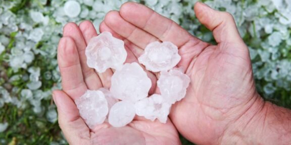 Avertizare meteo extremă: Cod roșu de furtuni în mai multe județe! Localități sub cod portocaliu de grindină