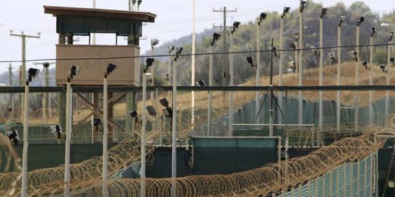 SUA ar putea trimite 100 de migranți români în detenție la Guantanamo