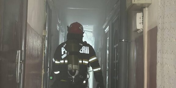 (FOTO/VIDEO) Incendiu la o garsonieră din Tulcea, pornit de la o țigară aprinsă – 10 persoane evacuate