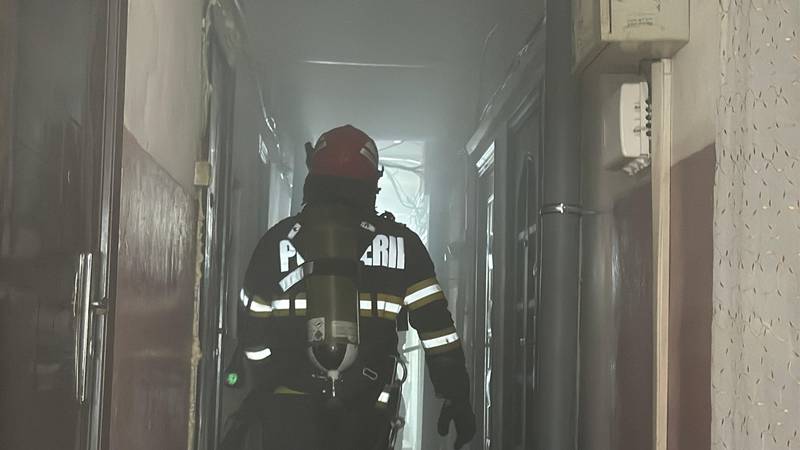 Panică într-un bloc din Constanța după ce un apartament a fost cuprins de flăcări. Un bărbat, salvat de pompieri