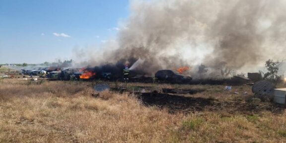 Incendiu puternic în Constanța: ard opt autoturisme și o magazie