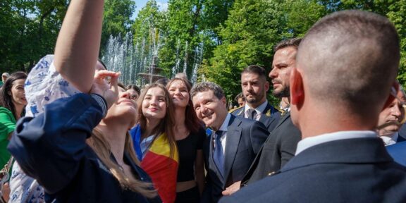Nicușor Dan, baie de mulțime la Chișinău. Sute de oameni l-au așteptat pe președinte: „Suntem români”