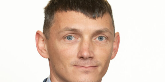 Senatorul care și-a falsificat CV-ul, condamnat pentru conducere fără permis. A făcut facultatea la un site de matrimoniale