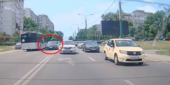 (VIDEO) CONSTANȚA. Șofer amendat și lăsat fără permis după ce a fost surprins conducând pe contrasens și trecând pe roșu, pe bulevardul Tomis